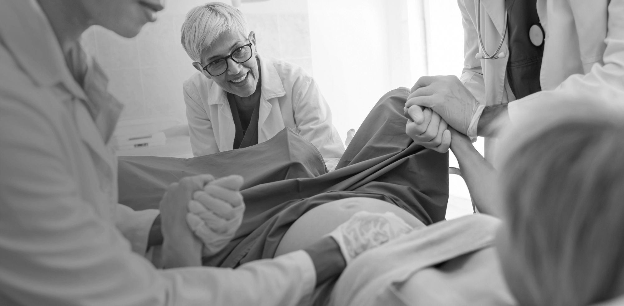 Jordemoder tager imod spædbarn